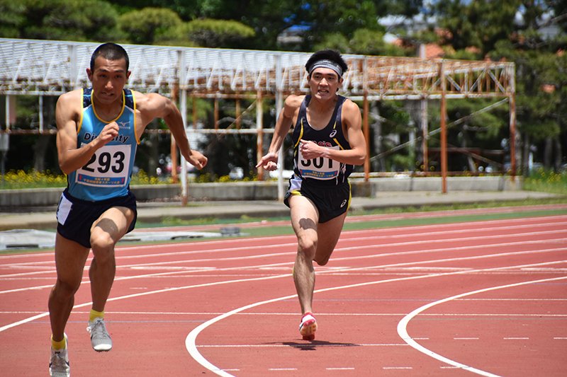 県障害者スポーツ大会に出場する岩田さん（右）＝５月、千葉市稲毛区の県総合スポーツセンター