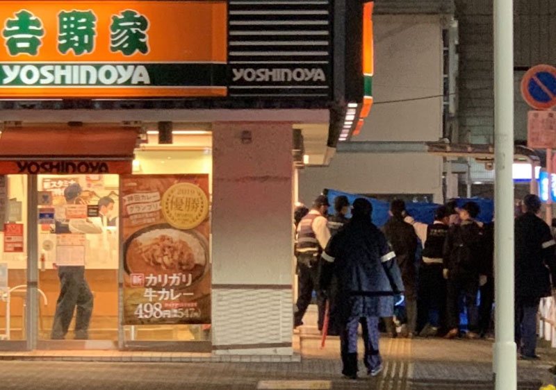 牛丼店に立てこもった男の身柄を確保する署員ら＝２０２１年１２月１５日、八千代市