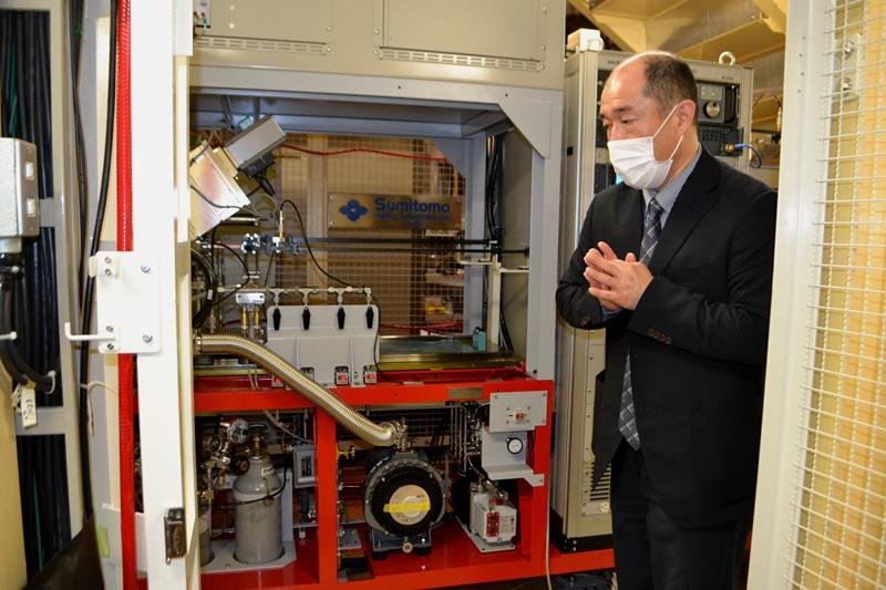 量子科学技術研究開発機構が開発したマルチイオン源装置＝千葉市稲毛区
