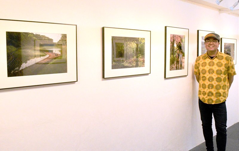 多古町の一鍬田地区の風景や住民を撮影した写真展「一鍬田」を開いた斉藤さん＝東京都千代田区