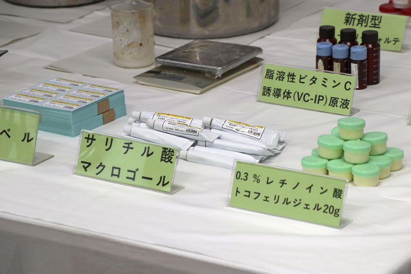 警視庁が押収した未承認のにきび治療薬など＝９日午前、警視庁下谷署（共同）