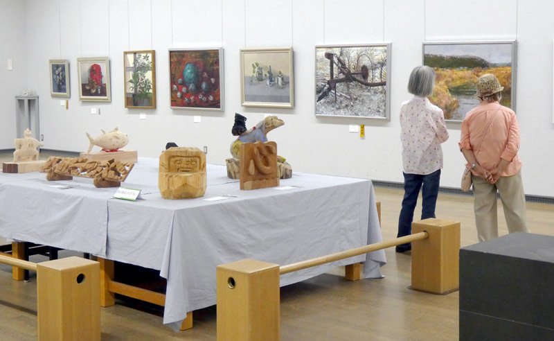絵画、工芸など多彩な作品が並ぶ茂原市民美術展＝茂原市立美術館