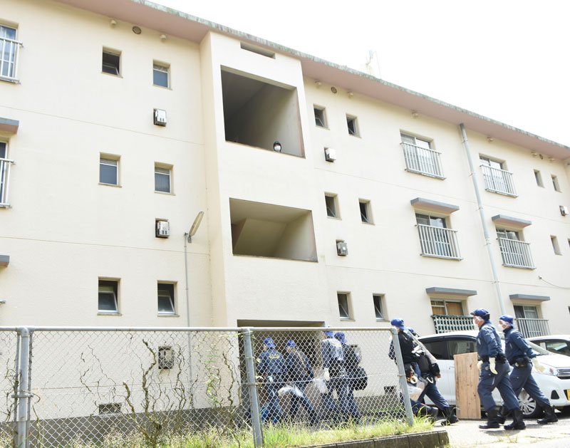 女性が死亡していた部屋に向かう捜査員＝１０日午後１時１０分ごろ、銚子市春日町