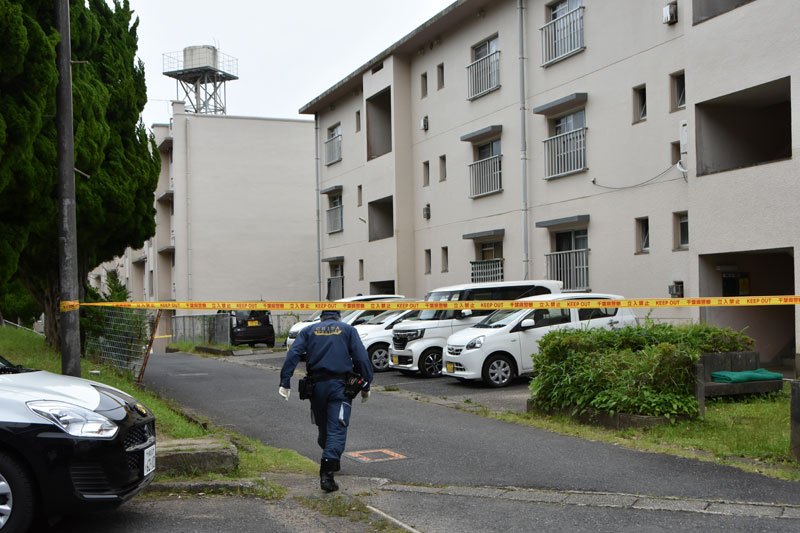 女性が殺害された事件現場を調べる捜査員＝１１日午後、銚子市春日町