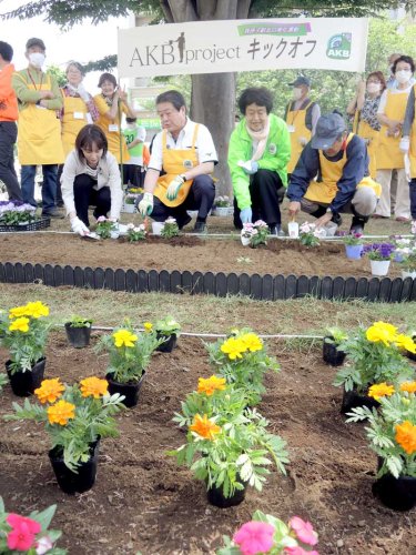 我孫子駅北口ロータリーで花苗を植える住民と星野市長（前列左から２人目）ら＝我孫子市
