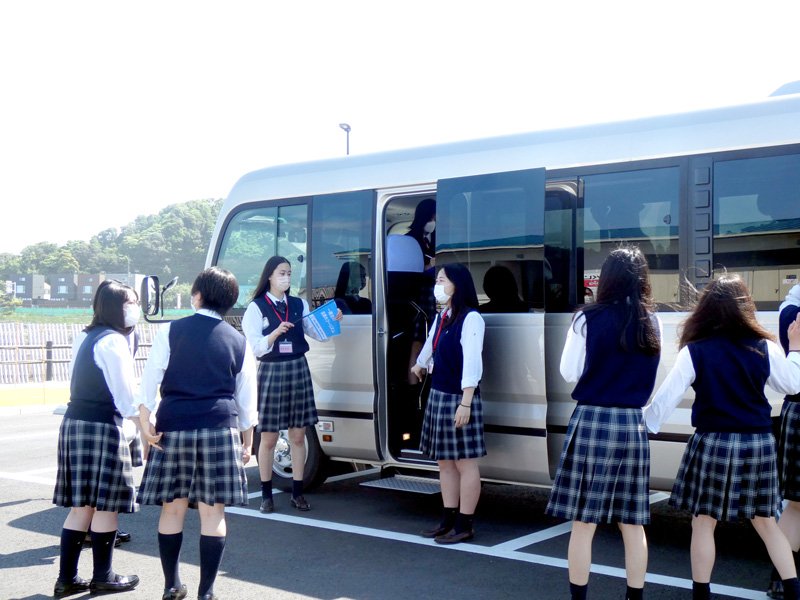 ガイド役で参加者を誘導する生徒＝一宮町