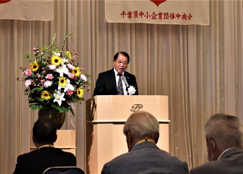 あいさつする県中小企業団体中央会の平会長＝２４日、千葉市中央区
