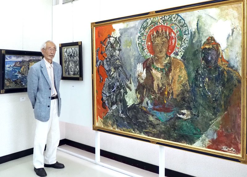 ６年ぶりの個展開催となった田中さんと大小の作品＝木更津市