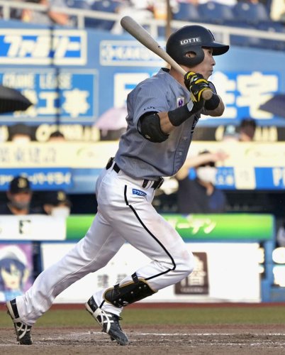 １１回千葉ロッテ２死二塁、高部が右前にサヨナラ打を放つ＝ＺＯＺＯマリン（共同）