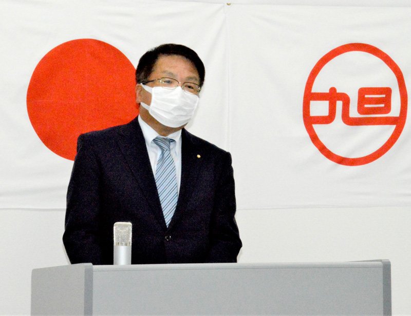 あいさつをする高橋社長＝千葉市中央区の旭建設本社