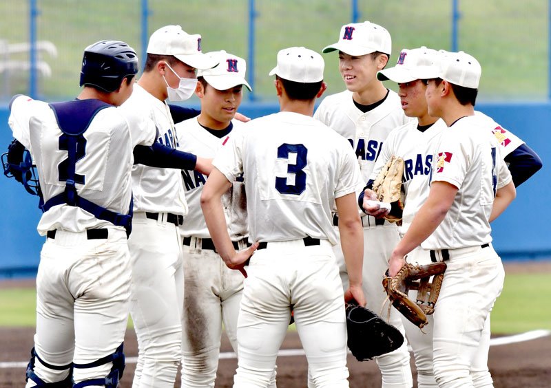 春の千葉県大会専大松戸戦でマウンドに集まる習志野ナイン＝４月、県総合ＳＣ