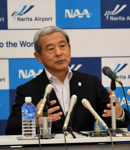 定例会見で成田空港の運用状況を説明するＮＡＡの田村社長＝３０日、成田市

