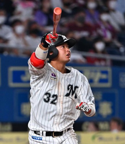 ８回千葉ロッテ無死、佐藤都が右越えに勝ち越しソロを放つ＝ＺＯＺＯマリン