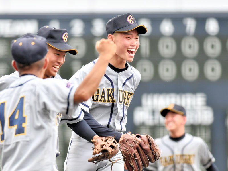 千葉黎明―千葉学芸　勝利を決め、喜びを爆発させる千葉学芸・四釜（中央）ら＝袖ケ浦市営
