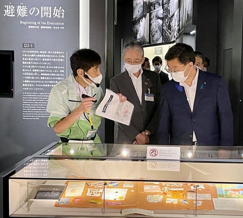 「東日本大震災・原子力災害伝承館」を視察する松野官房長官（右）＝１５日午後、福島県双葉町（共同）
