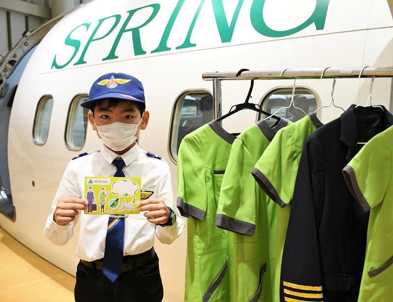 マイク手にＣＡ気分　訓練施設で子どもたち空の仕事体験　芝山・航空博