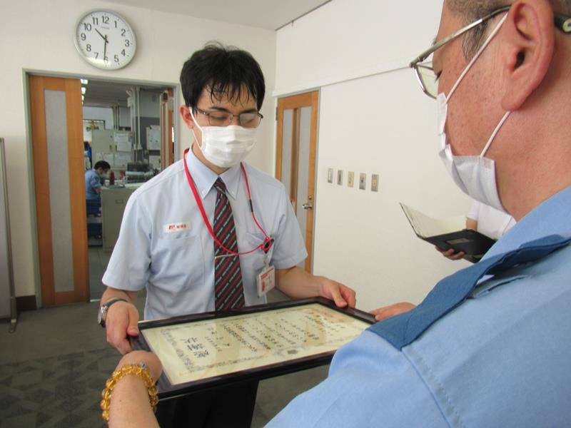 感謝状を受け取る大山さん＝行徳署
