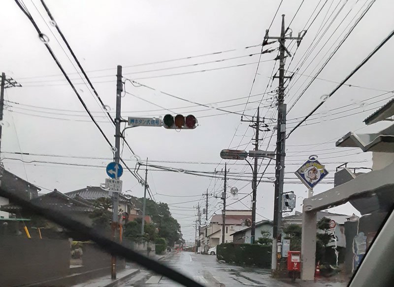 【速報】八千代市・千葉市花見川区で６千軒が一時停電　信号、コンビニの明かり消える　降雨影響か