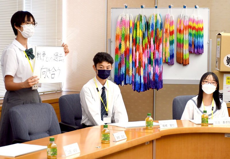 長崎への出発を前に平和への思いを語る折り鶴平和使節団の中学生＝成田市役所