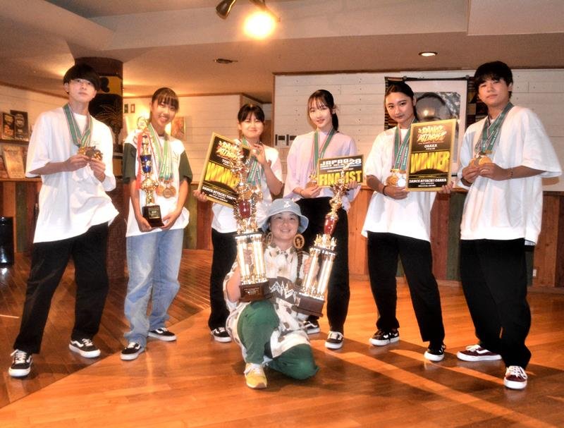 昨年６月に、この６人で活動をスタートし、１５歳以下のタイトルを次々獲得。中央手前はＹＵＫＡコーチ