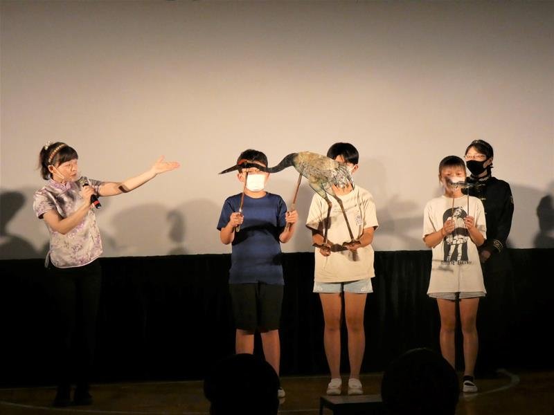 影絵の鶴の動きを実演する６年生＝白子町立関小
