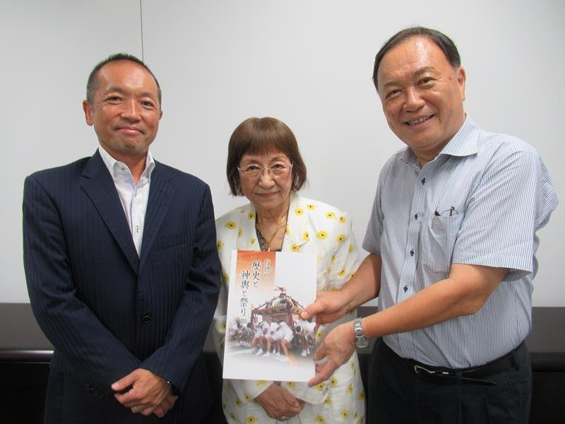 「行徳の歴史と神輿と祭り」を刊行した有志ら。左は中台洋さん、右は峰崎進さん、中央は田中愛子さん＝市川市
