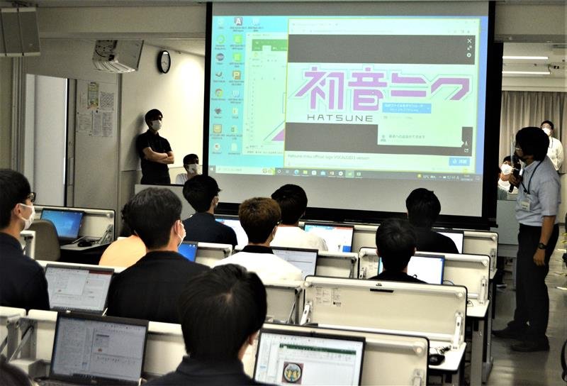 ＮＴＴ東日本千葉西支店が地元の専門学校生を対象に開いた出前講座「ＤＸキャンプ」＝船橋市
