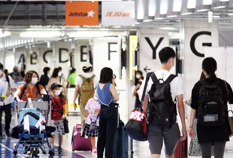 国内線が多く運航し、帰省客や旅行客が多く行き来した成田空港第３ターミナル＝１１日午後０時５０分ごろ