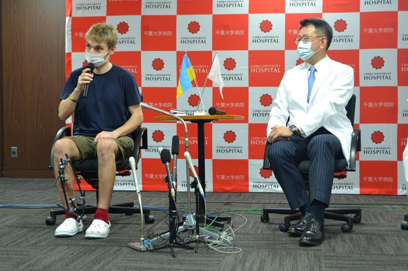 千葉大病院を退院したウクライナ避難民のアントン・コルニシュクさん（左）＝２６日、千葉市中央区