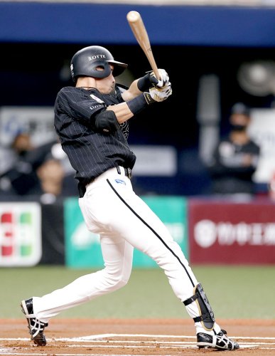 粘って鷹狩り、逆転で連勝　荻野、勝負強さ発揮　千葉ロッテ