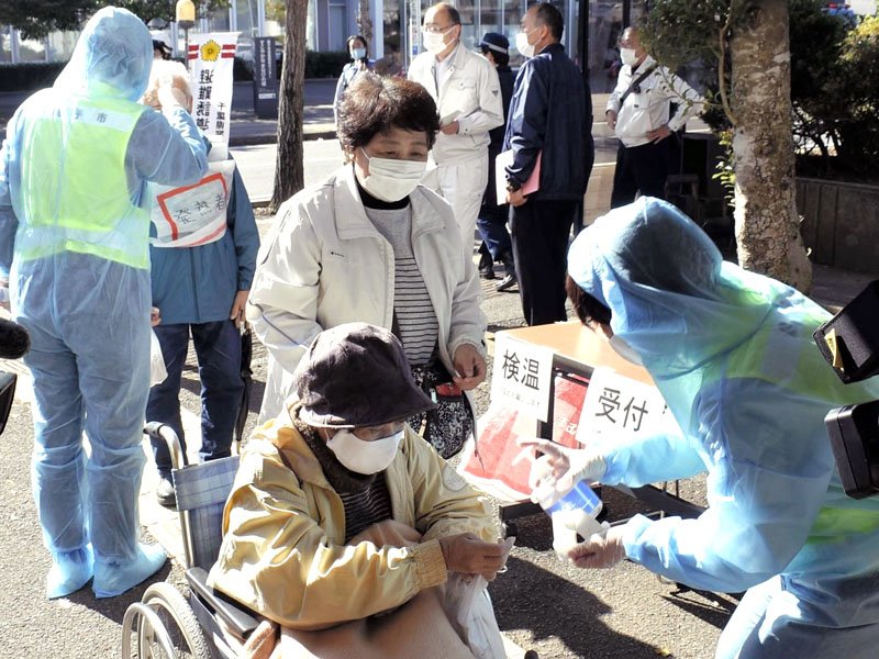 銚子市の本通町内会の住民らが参加した防災訓練。会場では検温や消毒など感染防止対策が取られた＝２０２０年１１月