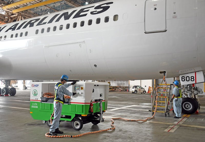 日本航空の機体に送電する国産初のバッテリー駆動式ＧＰＵ＝成田空港