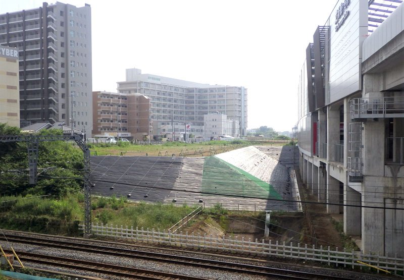 新鎌ケ谷駅南側の「東京１０号線延伸新線跡地」（鎌ケ谷市提供）