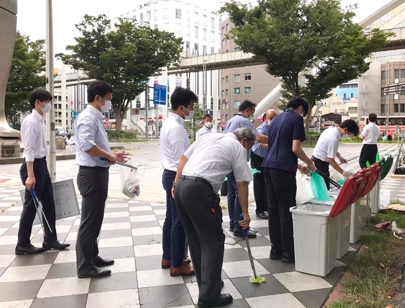 拾い集めたごみを分別する参加者＝千葉市中央区
