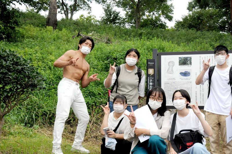 姉崎古墳群を歩くイベントで、参加者と交流するプロレスラーの大和ヒロシさん（左）＝市原市の二子塚古墳
