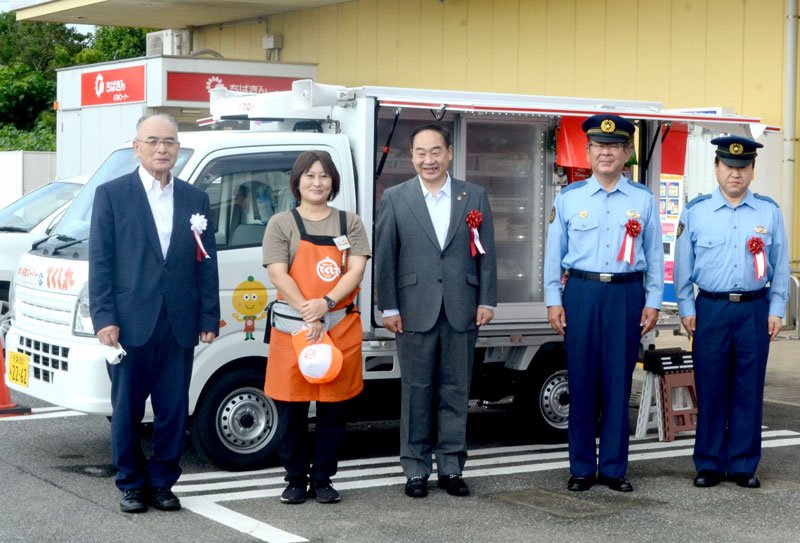 移動スーパー「とくし丸」出発式に出席した松下市長（左から３人目）ら＝１３日、山武市