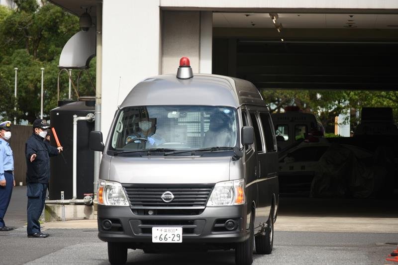 千葉中央署から送検される岡田容疑者を乗せた警察車両＝２２日、千葉市中央区

