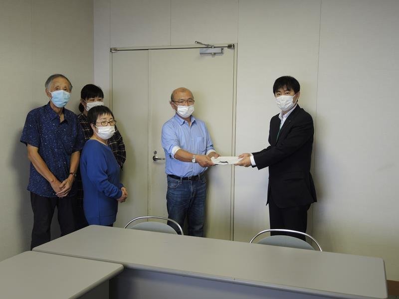 物流倉庫建設反対の要望書などを野田市の浅野都市部長（右）に渡す山崎会長＝同市役所
