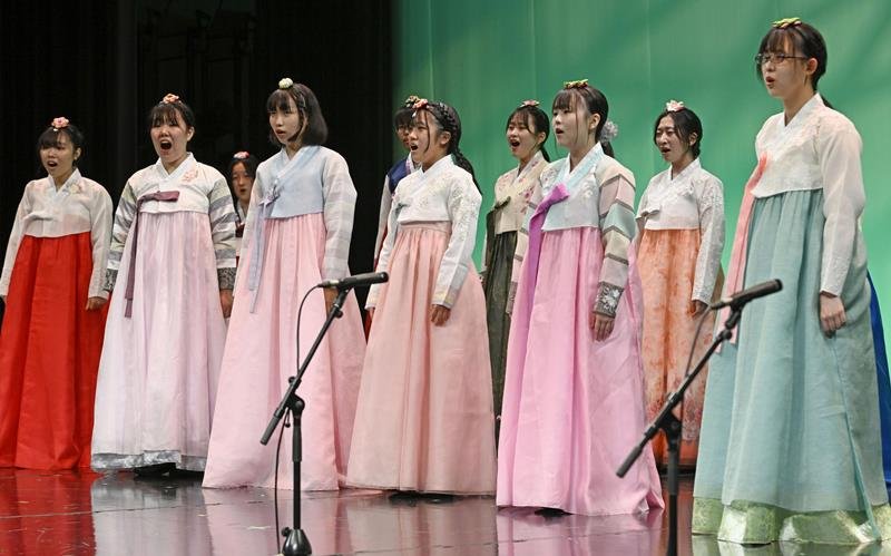 「日韓交流おまつり２０２２　ｉｎ　Ｔｏｋｙｏ」で朝鮮民謡アリランや韓国の童謡などを披露した県立津田沼高校合唱部のメンバー＝２４日午後、東京都新宿区（共同）