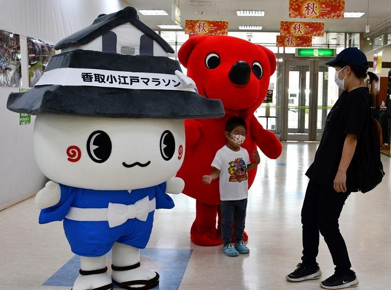 香取小江戸マラソンをＰＲするマスコットキャラクターたち＝２５日、香取市
