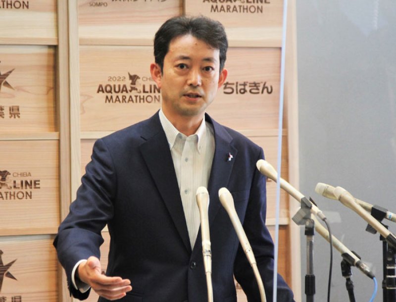 定例記者会見で質問に答える熊谷知事＝２０日、県庁