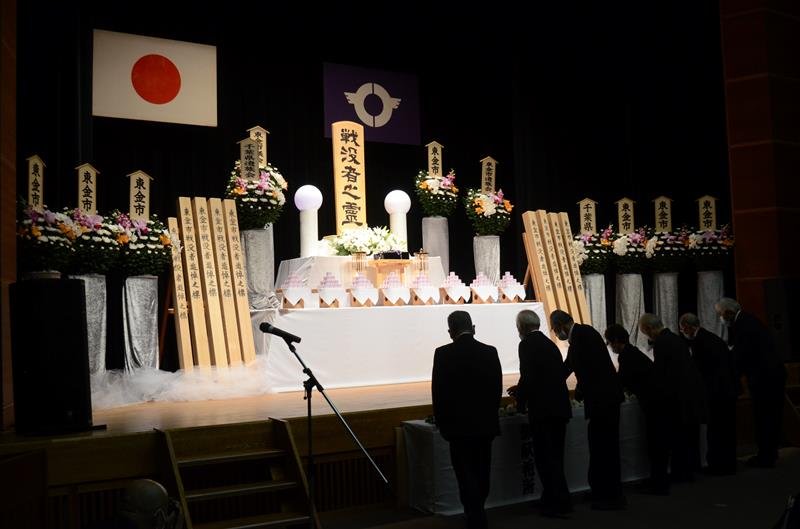 献花する東金市遺族会の会員ら＝３０日、同市
