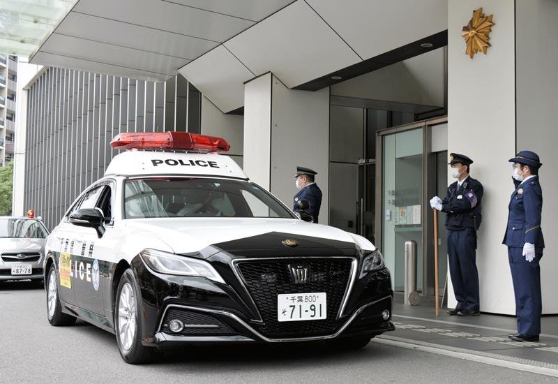 出動する捜査車両を見送る田中本部長（右）＝５日午前９時５分ごろ、千葉県警本部
