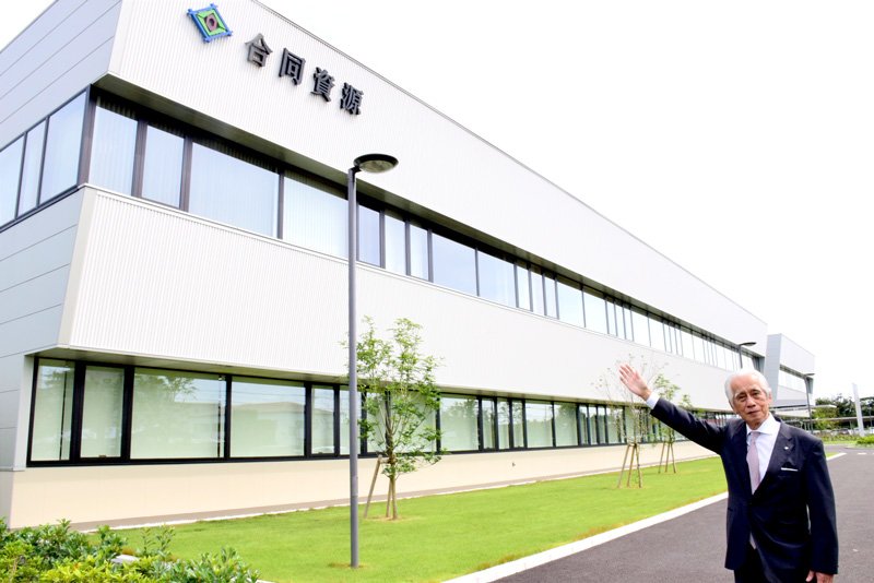 本社が入る新社屋を紹介する山ノ井社長＝２７日、長生村
