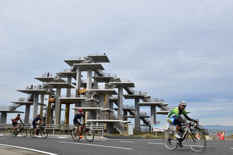 富津岬の明治百年記念展望塔前を走る参加者＝富津市