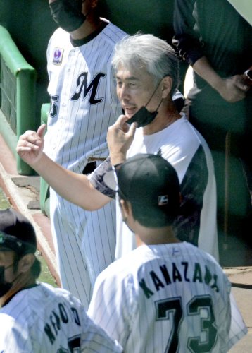秋季教育リーグの試合前に円陣をつくり選手に言葉をかける千葉ロッテの吉井理人新監督＝１０日、ひなたサンマリンスタジアム宮崎（共同）