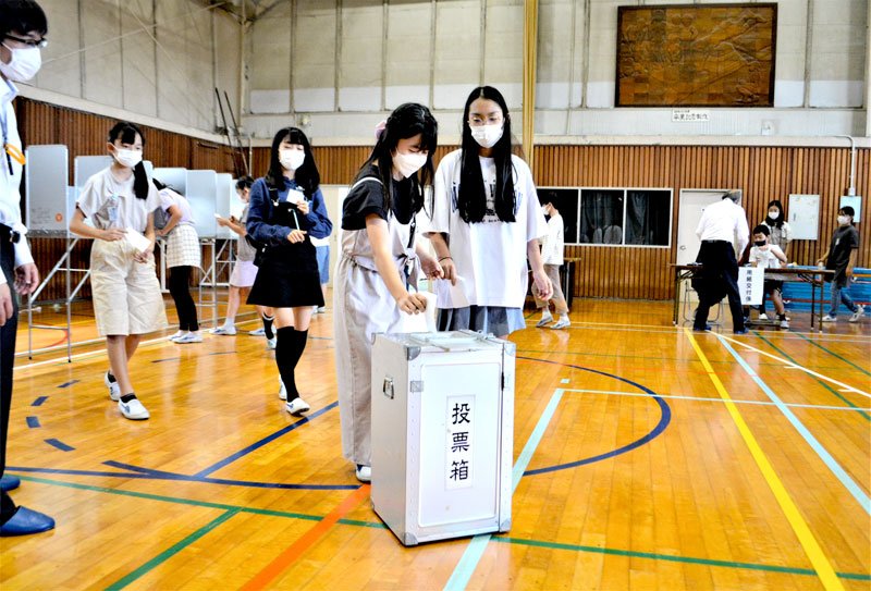 まるで本番！「学年行事」に児童１票　候補者は先生、体育祭当選　船橋・宮本小で選挙体験授業