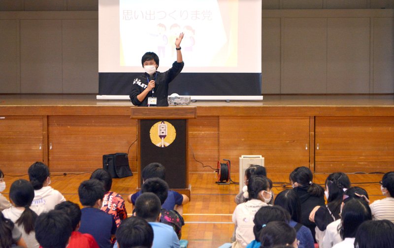 立候補者となって、開催したい学年行事の魅力や必要性を演説する教員