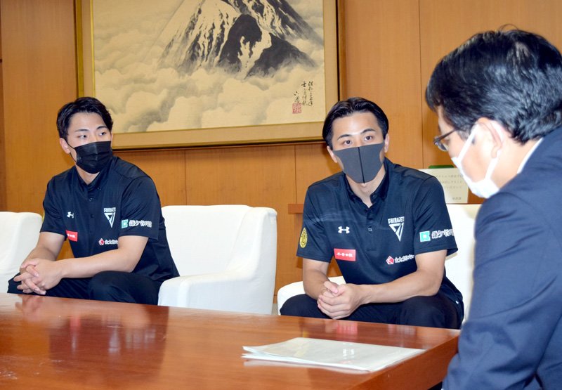 今季の抱負を述べる富樫選手（中央）と大倉選手（左）＝１１日、千葉市役所