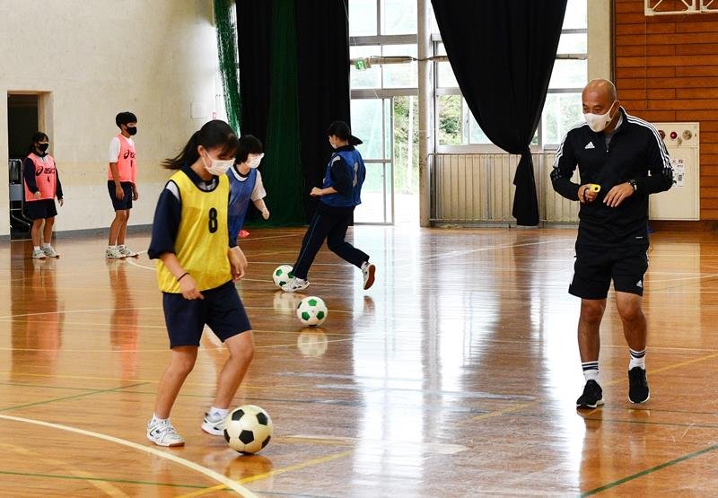 元五輪選手の松原さん（右）による指導の下、元気に体を動かす生徒＝東庄町立東庄中
